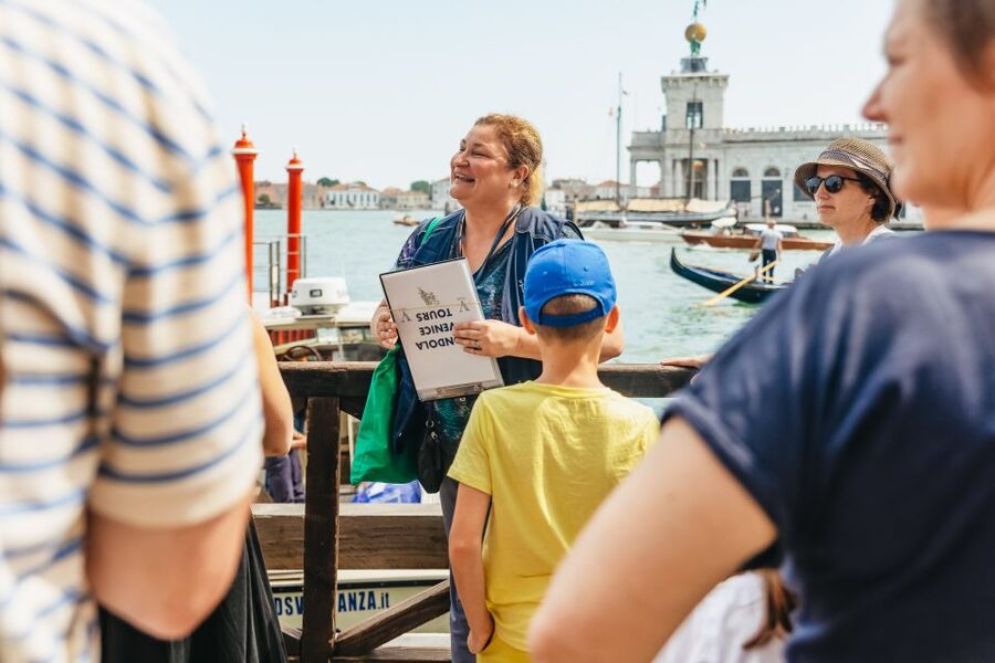 Venice: Grand Canal Gondola Ride with App Commentary - The 15-minute gondola intro walk, and what you’ll actually learn