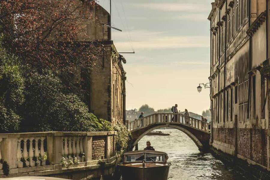 Venice: Guided boat tour to Murano and glassblowing - Inside a Murano glass factory: what you will actually see