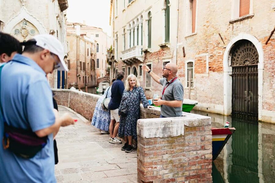 Venice: Highlights and Hidden Gems Night Walking Tour - Why a 1.5-hour night walk works in Venice