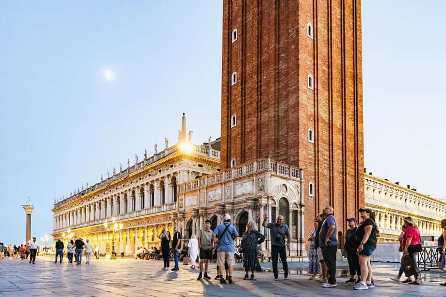 Venice: Highlights and Hidden Gems Night Walking Tour - The first stretch: narrow calles, dim light, and the quieter Venice