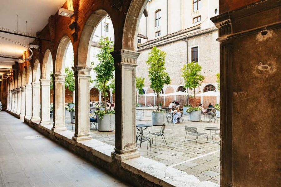 Venice: Highlights and Hidden Gems Night Walking Tour - Passing iconic corners without losing the night mood