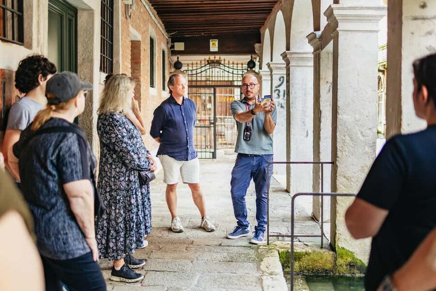 Venice: Highlights and Hidden Gems Night Walking Tour - Canal reflections and the low-light photography payoff