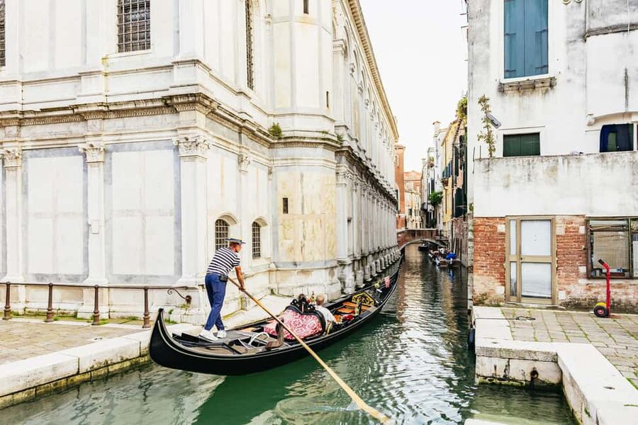 Venice: Highlights and Hidden Gems Night Walking Tour - Meeting your guide, then letting the route take over