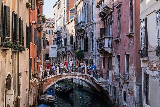 Venice Highlights Guided Night Tour - Campo San Tomà: Rectangular Square, the Well, and Local Finds