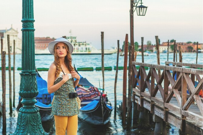 Venice Highlights with Local: Private Walking Tour & Gondola Ride - Rialto Bridge Views and a Courtyard Detour at Campo San Luca