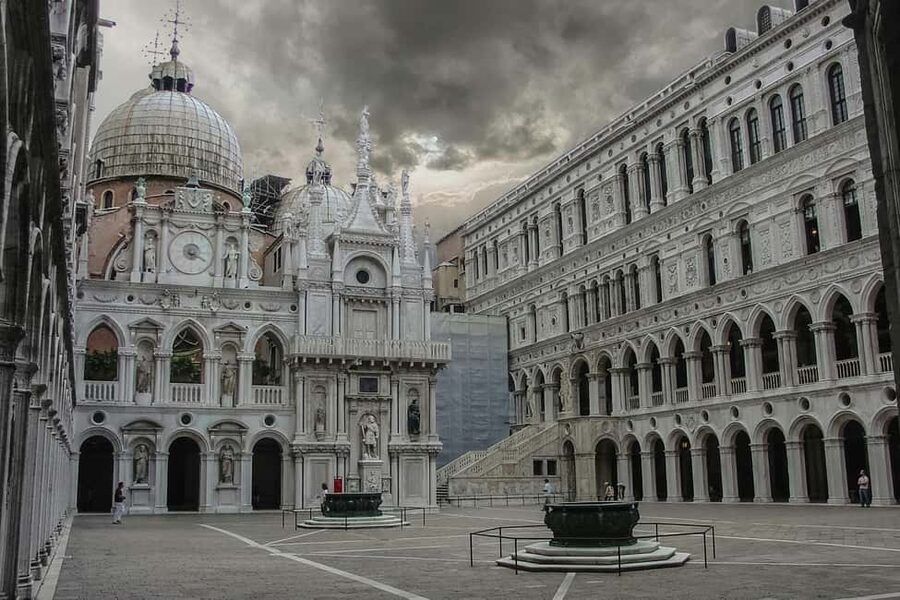 Venice: History Tour of Doge's Palace and Casanova's Prison - Gothic halls and secret rooms: how the palace tells the story