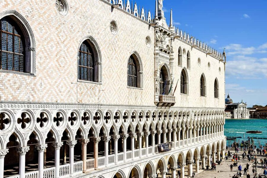Venice: History Tour of Doge's Palace and Casanova's Prison - Languages and accessibility: what to expect from the guide