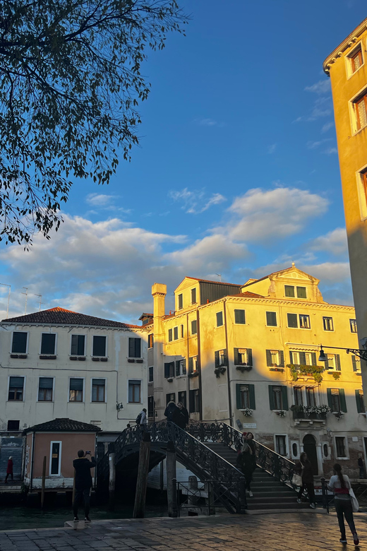 Venice: Jewish Ghetto Small Group Walking Tour - Entering Cannaregio, where the city quiets down