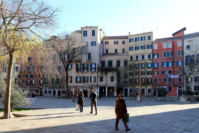 Venice: Jewish Ghetto Walking Tour with Synagogues Visit - Campo di Ghetto Nuovo start: dress code and rules you should know