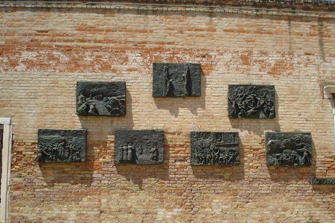 Venice: Jewish Ghetto Walking Tour with Synagogues Visit - Campo del Ghetto Nuovo: the bas-reliefs and the story of confinement
