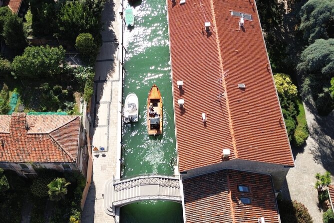 Venice Lagoon Tour with Historic Venetian Boat - Murano glass master stop: free presentation, real risk of feeling like a shopping trip