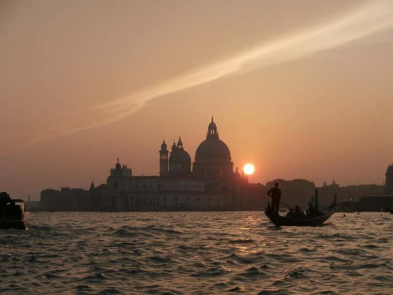 Venice: Night Guided Walking Tour of the City's Highlights - Key things you will notice on this Venice night walk