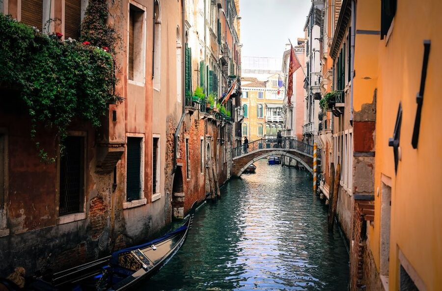 Venice: Off the Beaten Path Private Gondola Ride - Degli Scalzi Bridge and Ca’ Foscari: The 1-Hour Sweet Spot