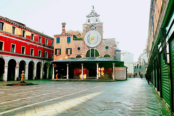 Venice: Private Aperitif & Cicchetti tasting and walking tour - Mercati di Rialto: the market stop that sets up the taste part