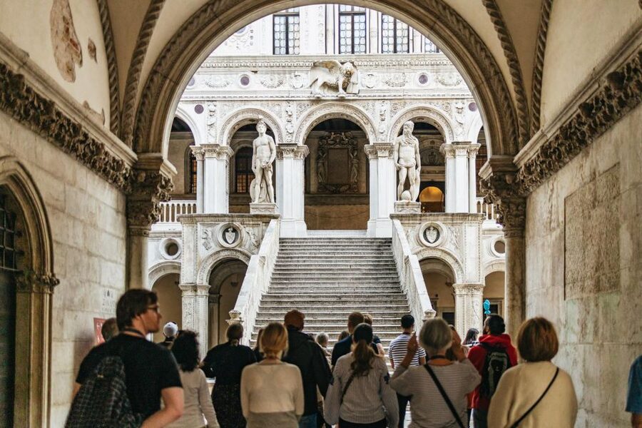 Venice: Private Entry Doge Palace & St. Mark Terraces Tour - Meeting at the Columns of San Marco and getting oriented fast