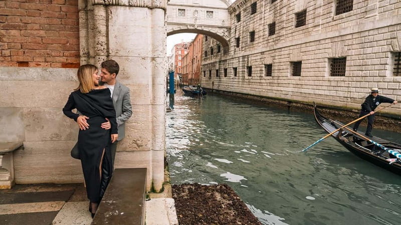 Venice private photo shoot with a local photographer! - Private Venice photos that feel like the city, not a pose