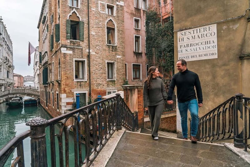 Venice private photo shoot with a local photographer! - The photo walk: from central Venice to quiet canals and stone corners