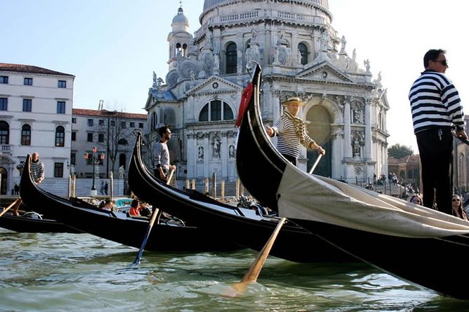 Venice: Private Serenade Gondola Tour - 30 minutes - The Serenade Setup: Who Performs and Where