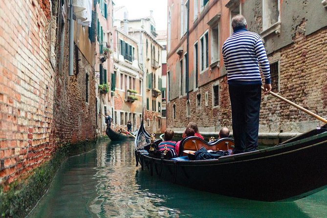 Venice: Private Serenade Gondola Tour - 30 minutes - Private Means Your Group Stays Together