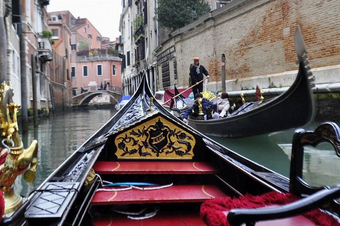 Venice: Private Serenade Gondola Tour - 30 minutes - Accessibility and Who This Ride Fits Best