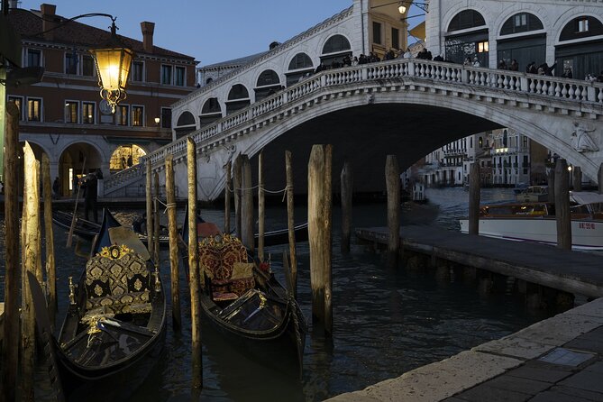 Venice Private Tour - Custom Experience with Local Guide - Stop 3: Libreria Acqua alta, where books meet water
