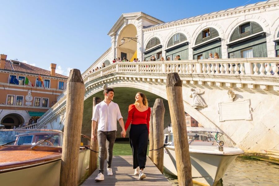 Venice: Professional Photoshoot at the Rialto Bridge - Rialto Bridge photo shoot, why the location matters