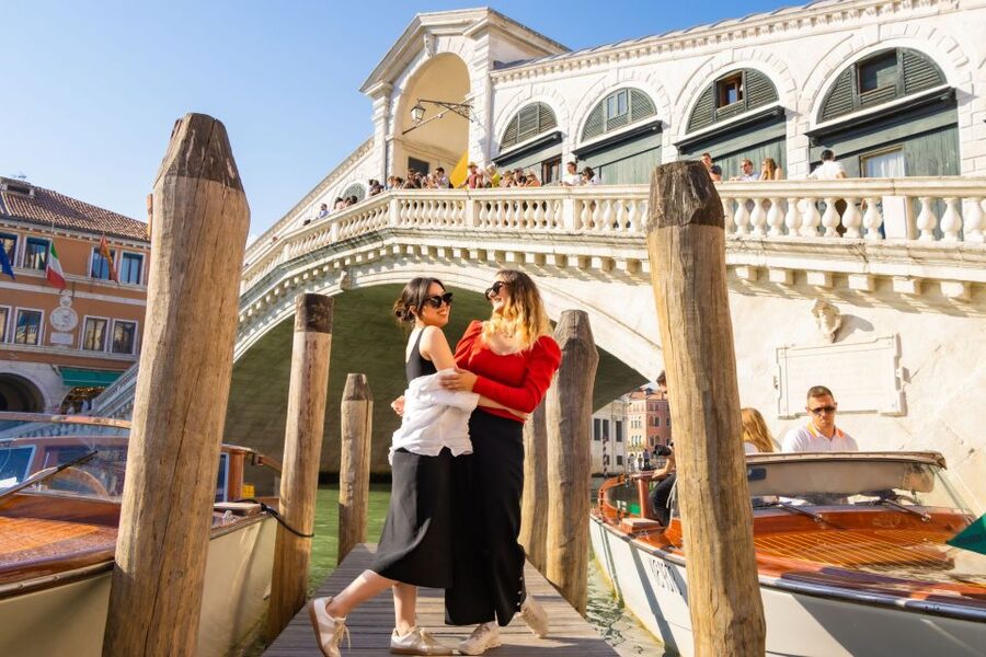 Venice: Professional Photoshoot at the Rialto Bridge - The main photo stop at Rialto, making the most of a short window