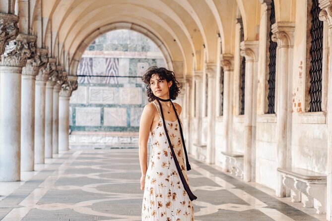 Venice Professional Photoshoot (up to 6 people included) - Venice Professional Photoshoot With a Local Eye, Not a Random Selfie Plan
