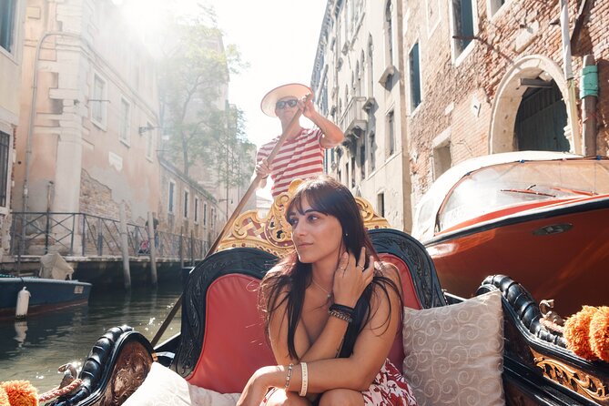 Venice Professional Photoshoot (up to 6 people included) - Gondola Ride Optional, With a Clear Extra Cost