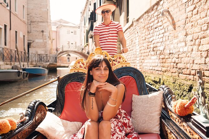 Venice Professional Photoshoot (up to 6 people included) - Your Photographer and the 30-Minute Venice Rhythm