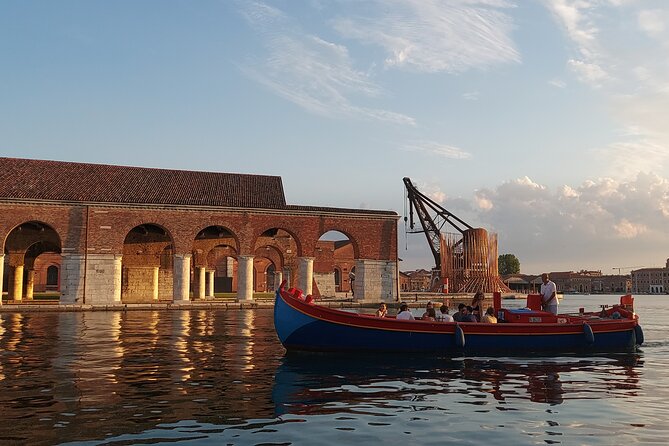 Venice: Relaxing Sunset Ride aboard old fishing boat - Stop 2: Vignole’s vineyard world and the Dorona grape