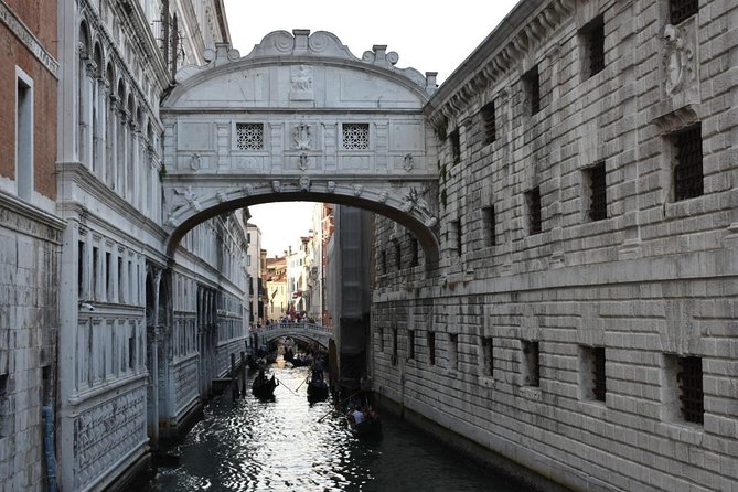 Venice Rialto Market Food Delicacies and Sightseeing Tour with a Native Guide - Crossing bridges and getting your bearings fast