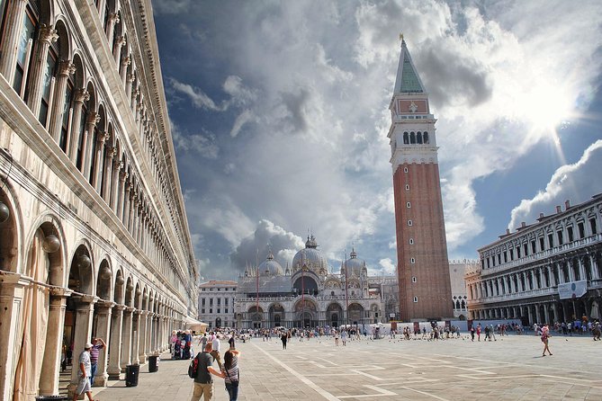 Venice Saint Mark's Basilica and gondola tour in the morning - Languages, headsets, and why the guide matters
