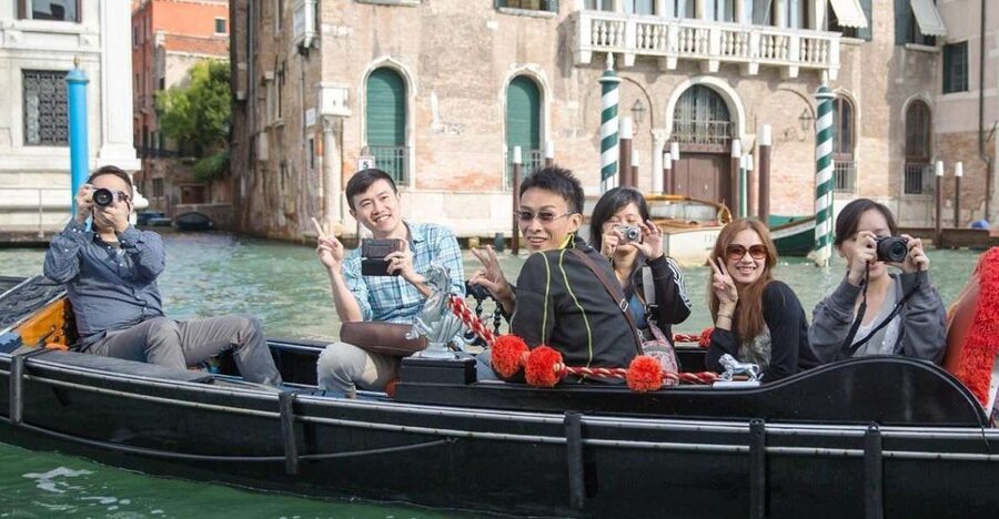 Venice: Shared Gondola Ride - What you hear on the boat, and what you won’t