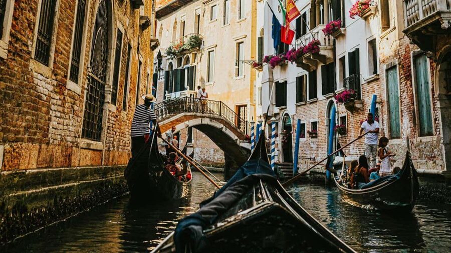 Venice: Shared Gondola Ride at Sunset - The sunset gondola experience: what 25 minutes feels like
