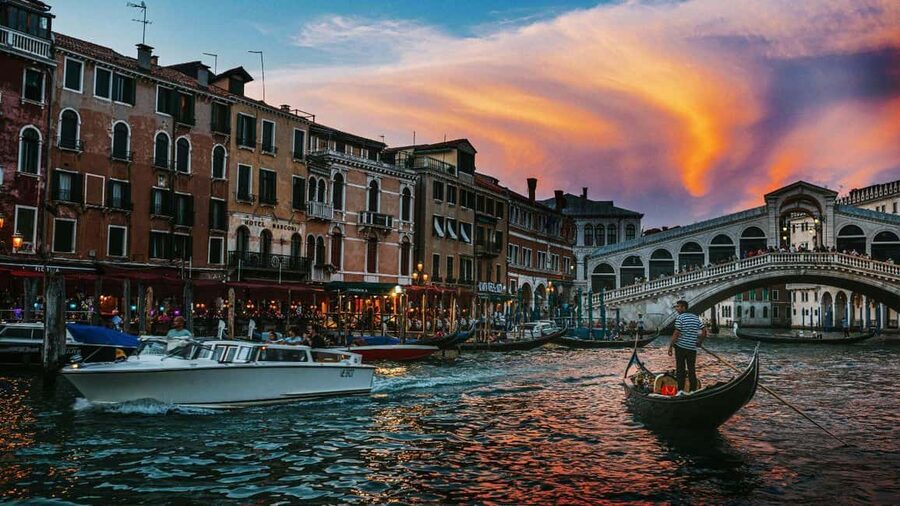 Venice: Shared Gondola Ride at Sunset - Finding TU.RI.VE: meeting point and how boarding usually works
