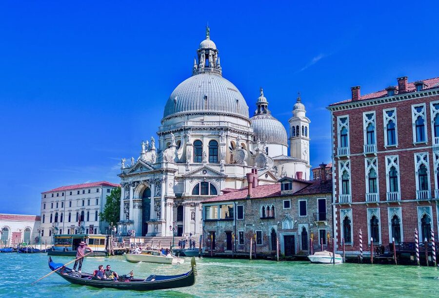 Venice: Shared Gondola Ride through the Lagoon City - Punta della Dogana and the Smooth Ending
