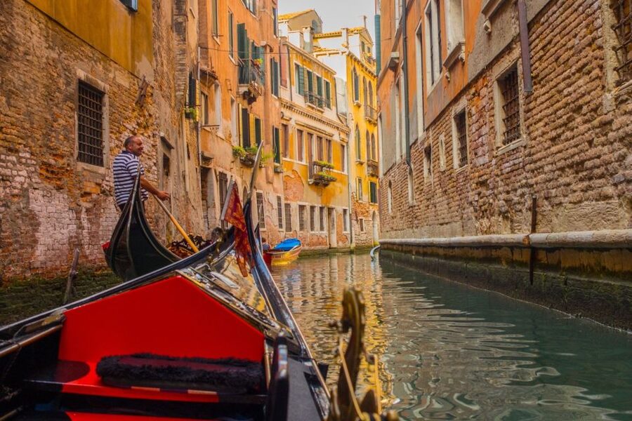 Venice: Shared Gondola Tour - Historic Bridges and Old Mansions, Up Close