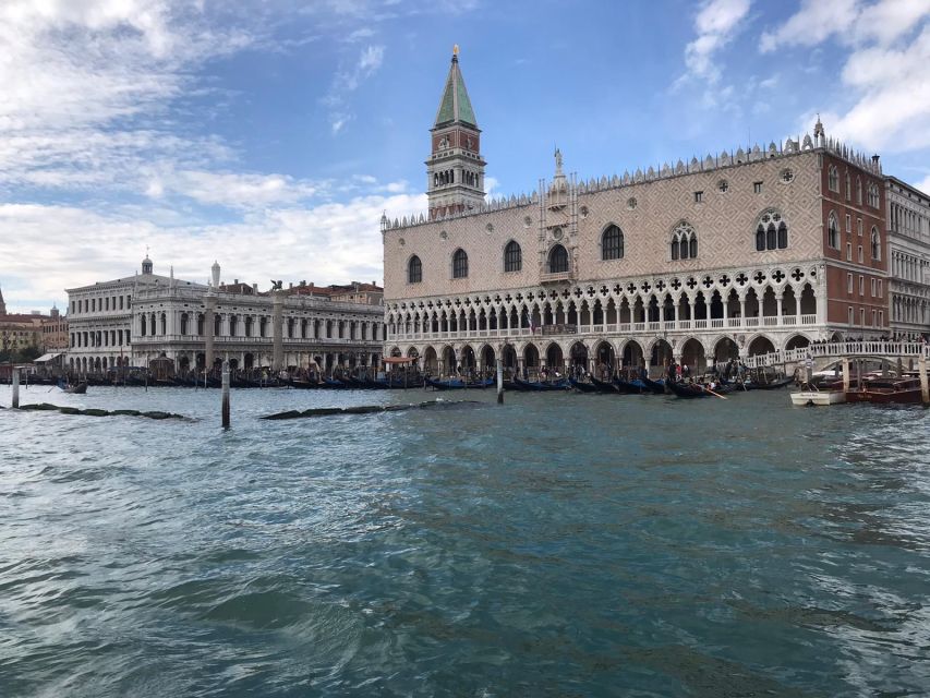 Venice: Sightseeing Tour with a Local expert - Crossing the Grand Canal on Rialto Bridge