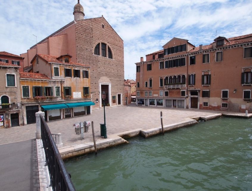 Venice: Sightseeing Tour with a Local expert - Guides, English-only comfort, and small-group pacing