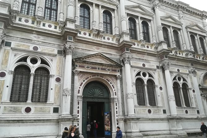 Venice Sightseeing Walking Tour with a Local Expert - The guide experience: small-group pace and real question time
