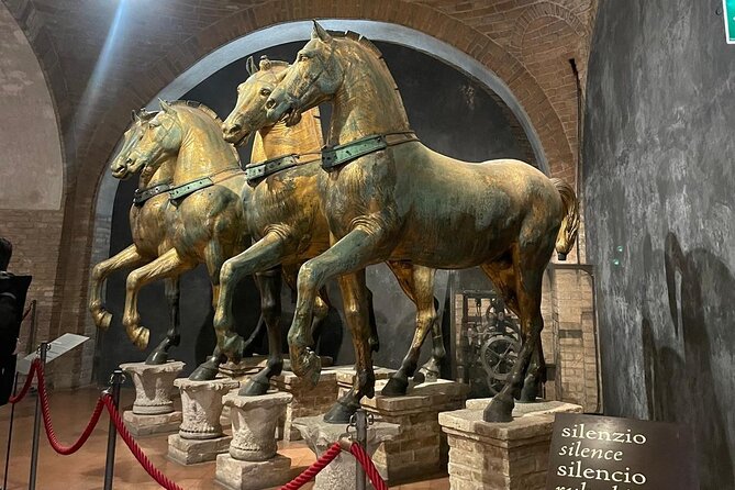 Venice Skip the line of San Mark Basilica and Doge's Palace Tour - San Marco Basilica in about 30 minutes: how the domes and gold work together