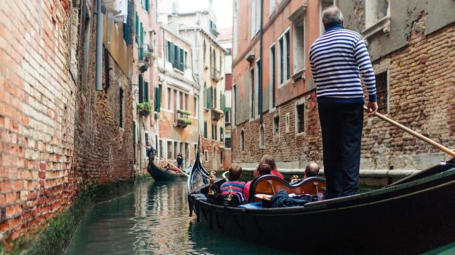 Venice: St. Mark's Basilica Guided Tour & Gondola Ride - Gondola from Bacino Orseolo: what small groups change