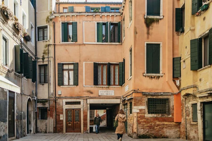 Venice: St. Mark's Basilica Guided Tour & Gondola Ride - Starting at Campo San Giacomo di Rialto, and why the meeting spot matters