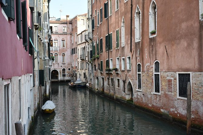 Venice Street Food and Sightseeing Small Group Tour with a Native Guide - Rialto Bridge and Mercati di Rialto: finishing where the locals shop