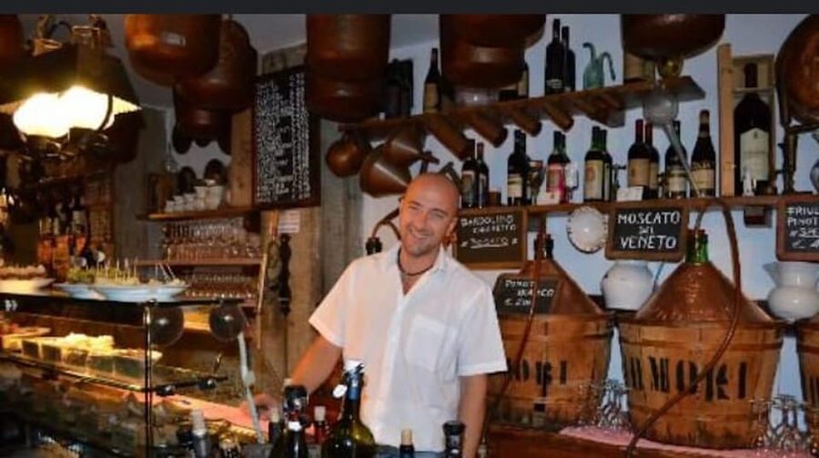 Venice: Sunset Walking Tour with Food and Wine Tastings - The 3-hour flow: short walks, frequent tasting stops