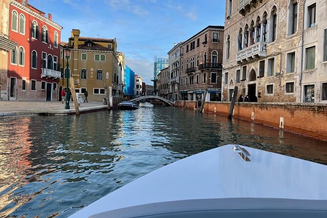 Venice: The Hidden Canals on an Electric Boat - The onboard setup: comfort, viewing, and photo time