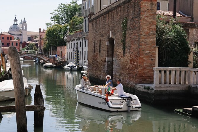 Venice: The Hidden Canals on an Electric Boat - Guides and the style of storytelling you might get
