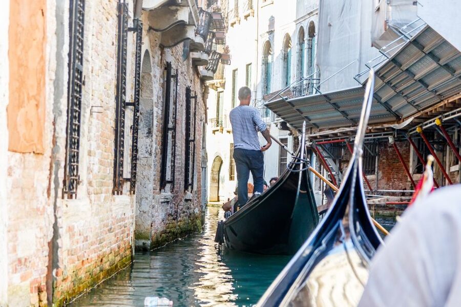 Venice: Traditional Shared Gondola Ride - Photo opportunities you can actually use