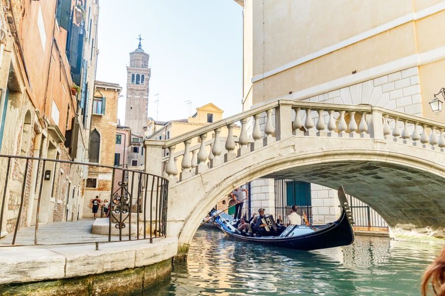 Venice: Traditional Shared Gondola Ride - Gondoliers, singing, and onboard expectations
